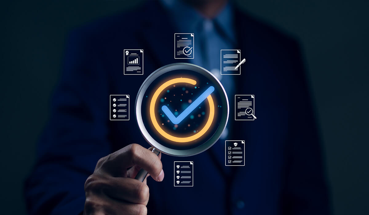 Stiliserad bild av ett förstoringsglas som svävar över flytande dokument och regelverk.