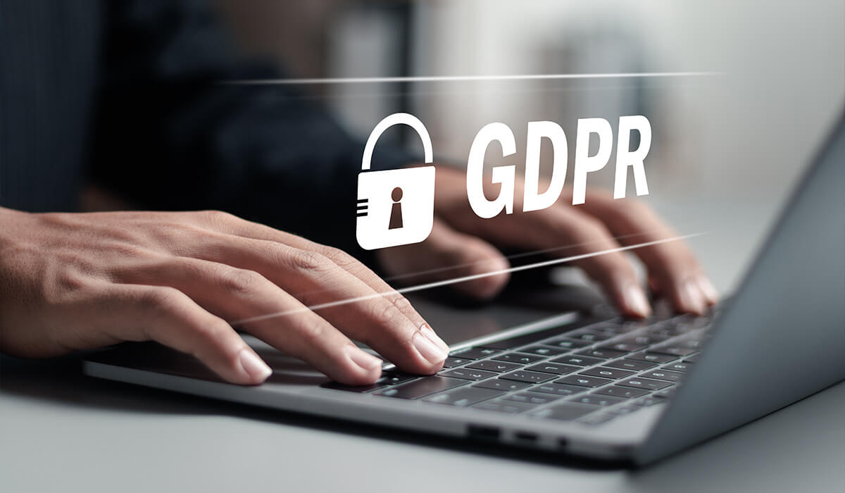 Bild av en person som skriver på en bärbar dator med en flytande GDPR-bild och logotyp överlagrad.